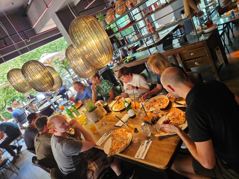 STALLHOFER-Team beim gemeinsamen Mittagessen in der LâOsteria MĂŒnchen