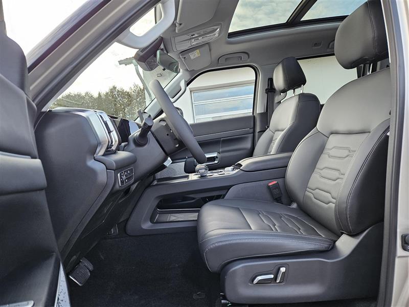 Innenraum des DFM Rich 9 Pickup mit moderner Ausstattung bei STALLHOFER Mobility in Schönau im Rottal-Inn