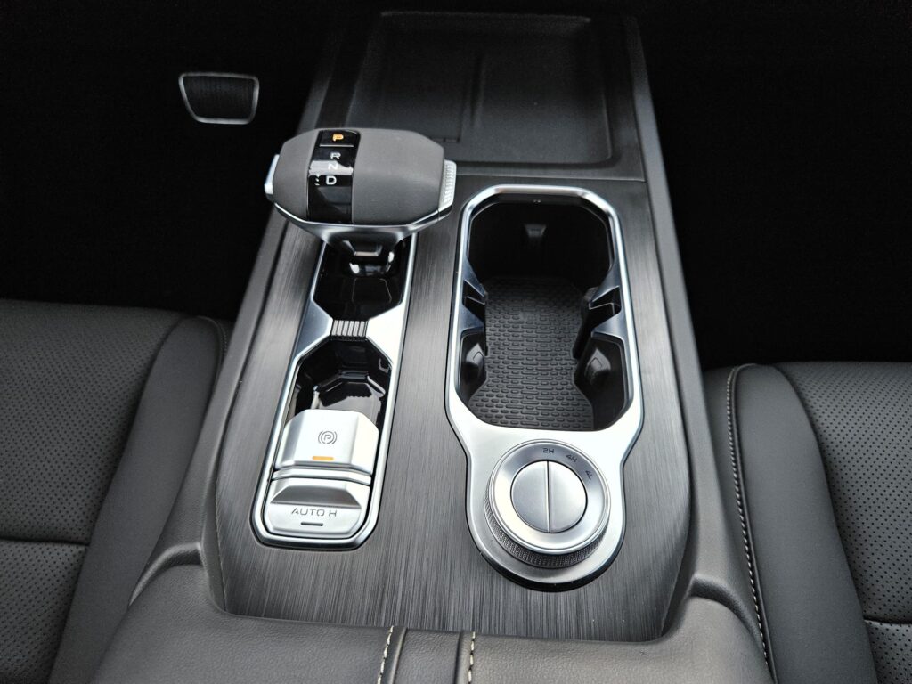 4x4 Wählhebel mit Geländeuntersetzung im DFM Rich 9 Pickup bei STALLHOFER Mobility in Schönau