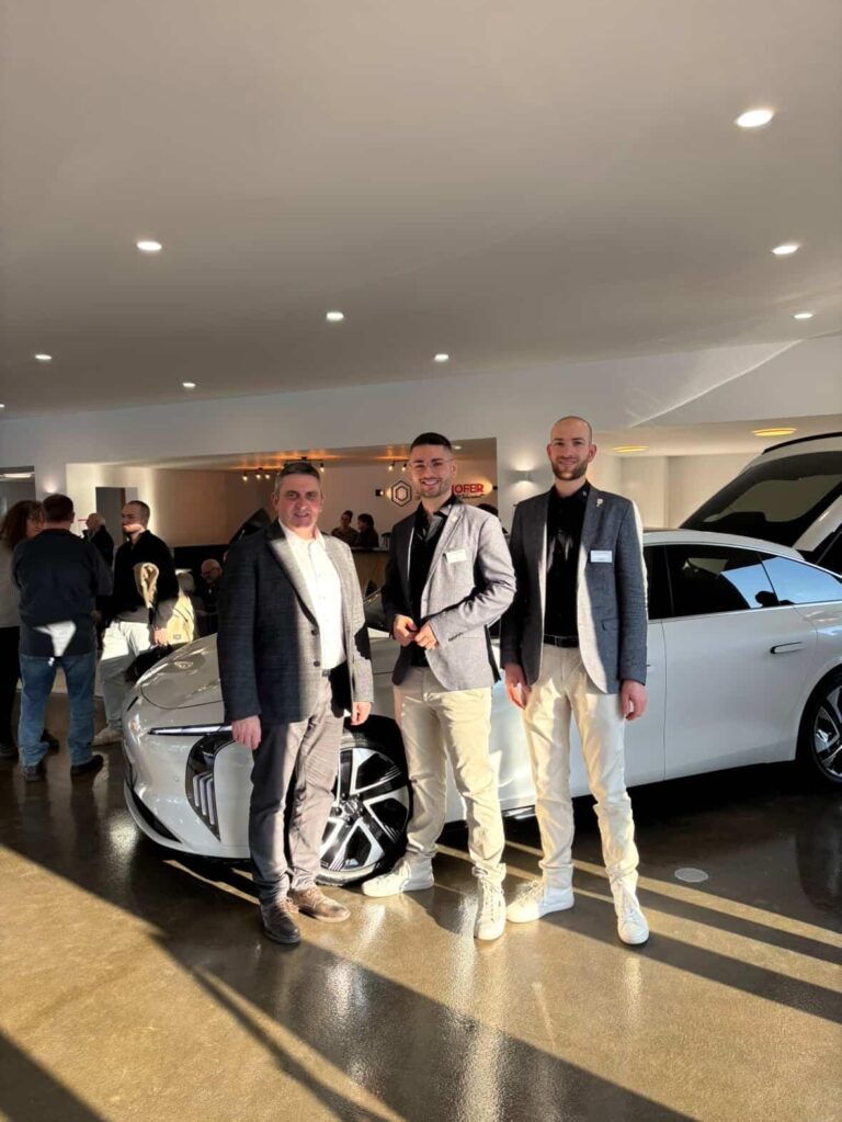 Fahrzeugpremiere bei STALLHOFER Mobility in Schönau – Vorstellung des Forthing 7 REEV mit Alois Stallhofer, Jan Rauchbart und Ehrengast Martin Koppmann