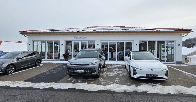 Fahrzeugshowroom Stallhofer Schönau Frontansicht