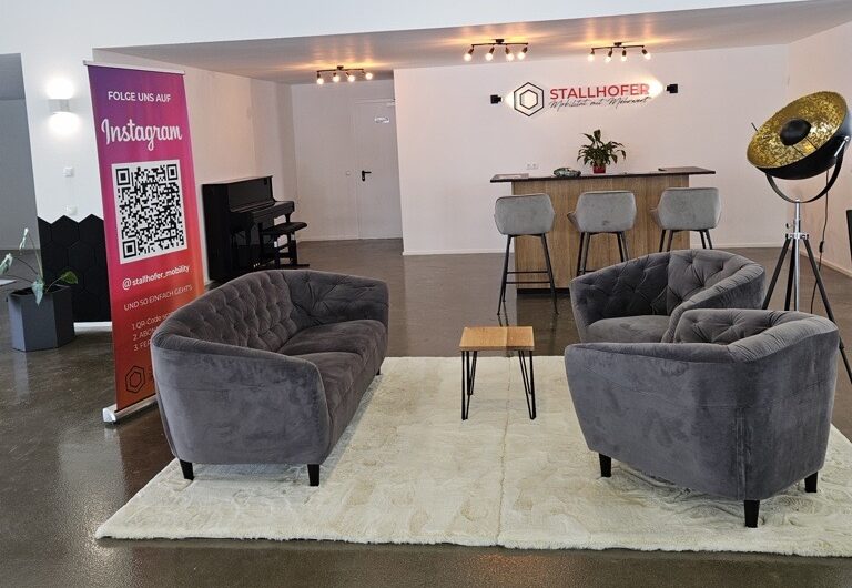 Fahrzeugshowroom Stallhofer Schönau Loungebereich
