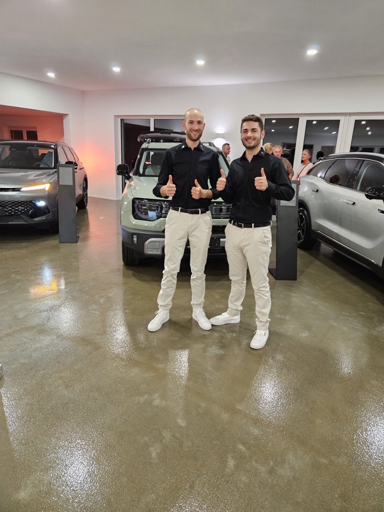 Jan und Lois gemeinsam vor BAIC BJ 30 im Fahrzeugshowroom