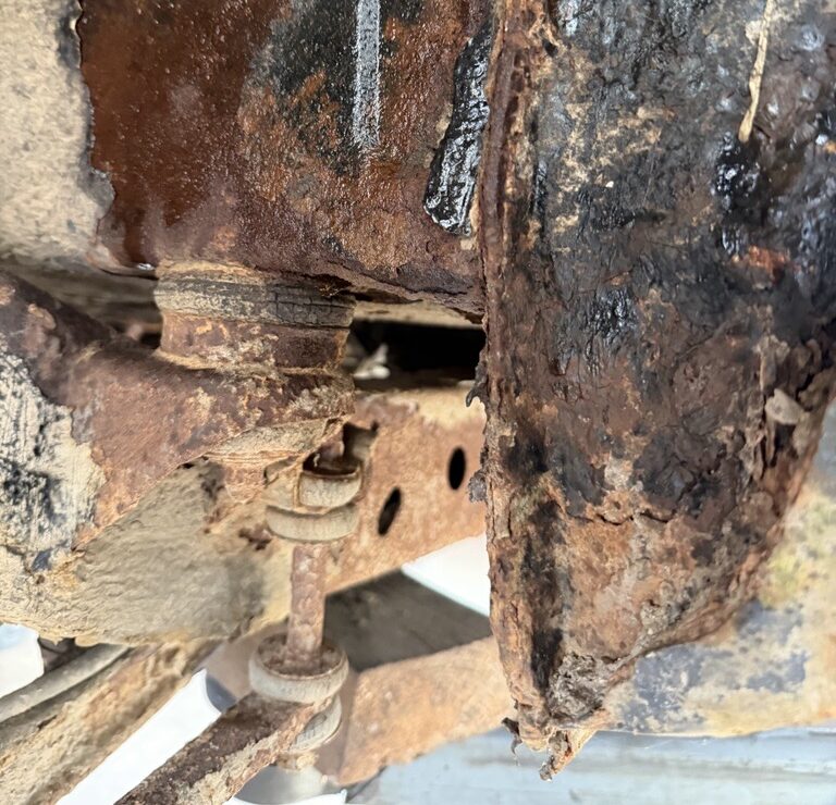 Unterbodenkorrosion an Fahrzeug – Beispiel für starken Rost am Unterboden ohne Unterbodenkonservierung