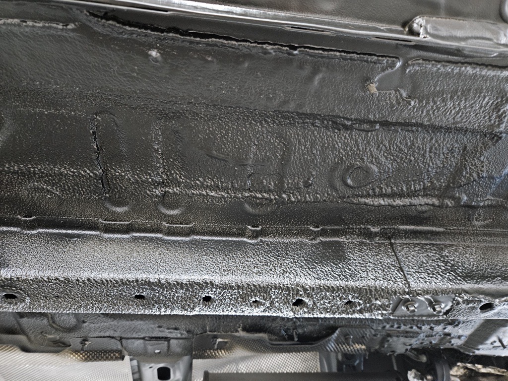 Professionell konservierter Fahrzeugunterboden nach Unterboden-Langzeitkonservierung