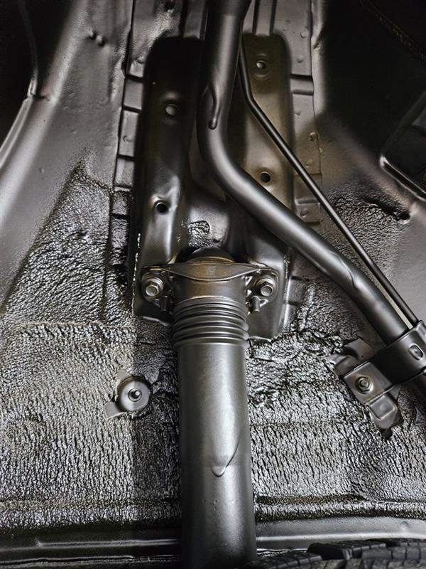 Professionell konservierter Fahrzeugunterboden nach Unterboden-Langzeitkonservierung