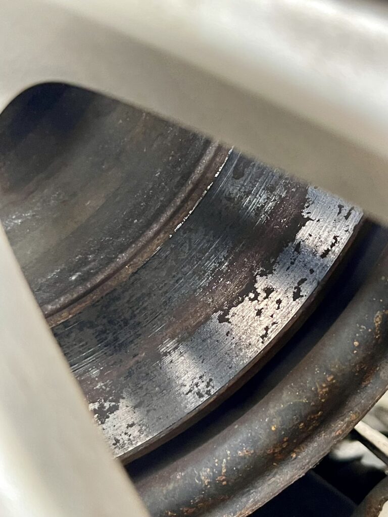 Bremsscheibe mit Rostnarben auf der Bremsfläche.