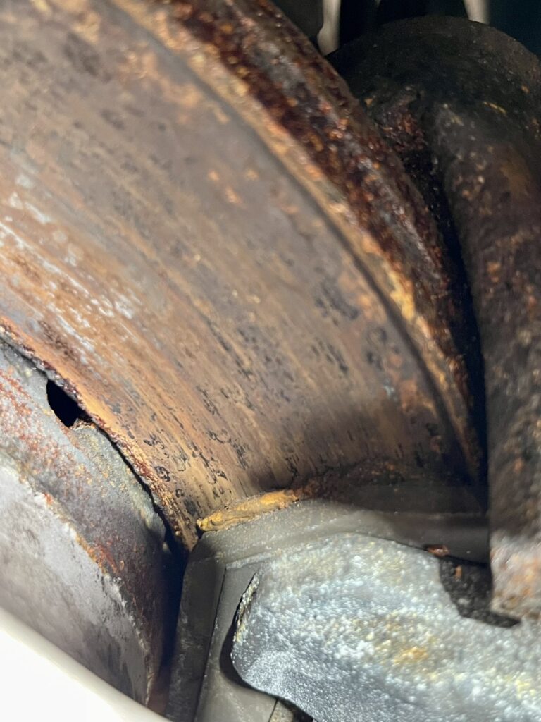 Stark korrodierte Bremsscheibe mit Rostbildung und Materialverlust an einem Kundenfahrzeug in der Werkstatt von STALLHOFER Mobility